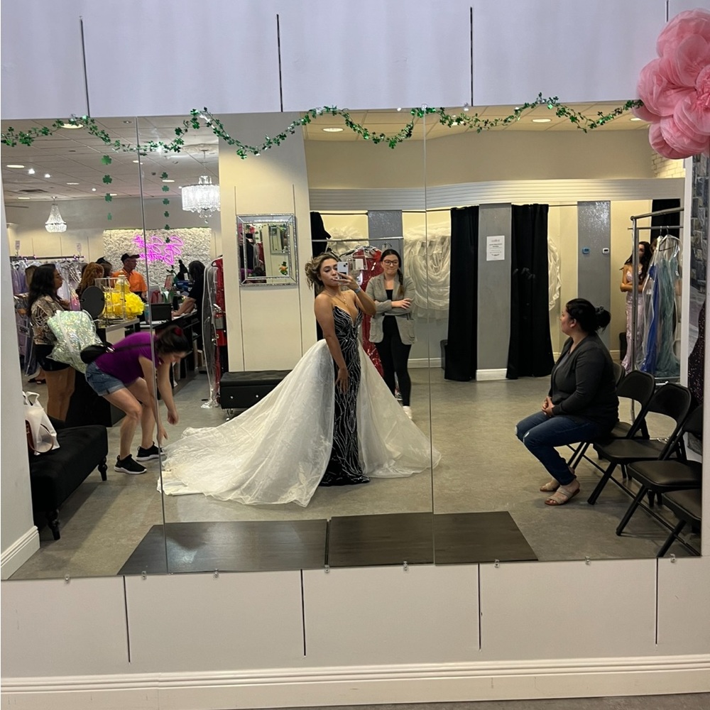 I’m selling this beautiful prom dress!